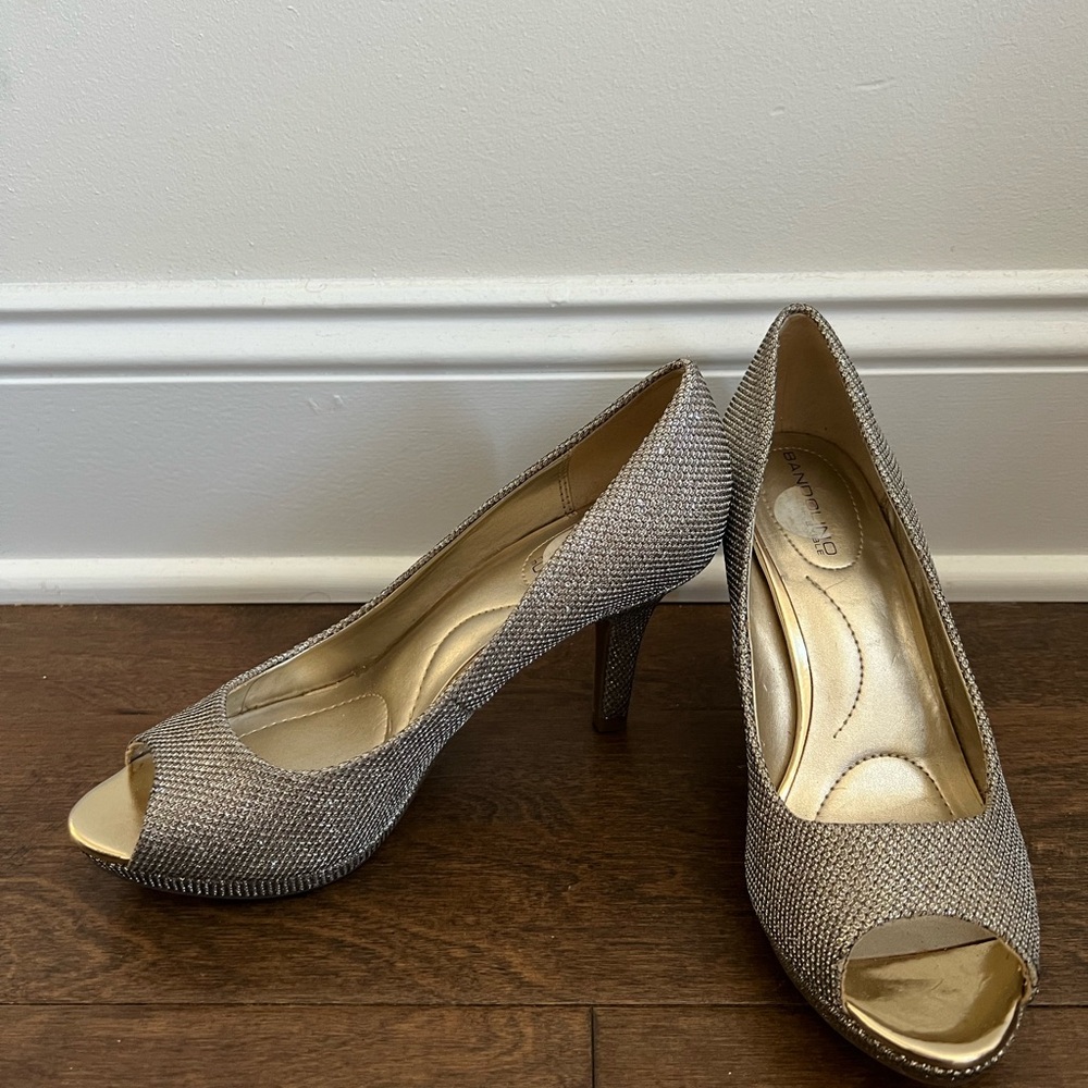 Bandolino Gold Metallic Peep Toe Rainaa Pump Women's Size 6.5